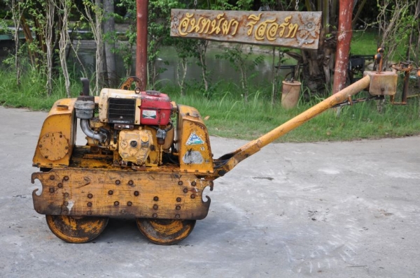 ขายรถบดดิน BOMAGสวยเดิมจากญ๊่ปุ่น 59,000 เท่านั้น