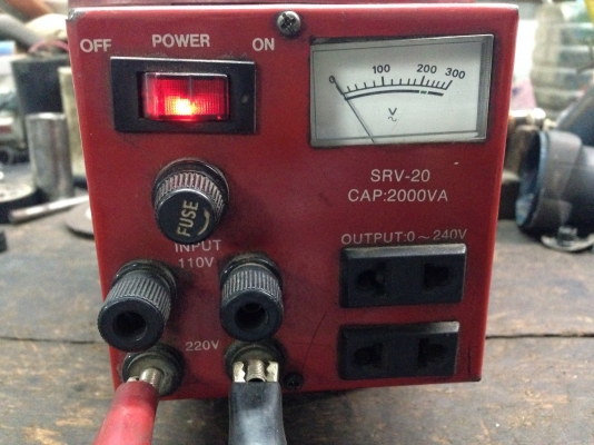 ขายหม้อแปลงไฟฟ้า Slide Regulator Chuan hsin ไฟเข้า 110V หรือ 220V ก็ได้ ไฟออกได้ตั้งแต่ 0-240 VAC สภาพสวย พร้อมใช้งาน ขาดเพียงจุกปรับด้านบน