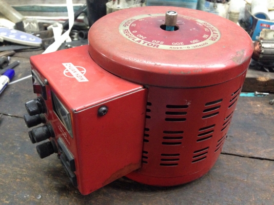 ขายหม้อแปลงไฟฟ้า Slide Regulator Chuan hsin ไฟเข้า 110V หรือ 220V ก็ได้ ไฟออกได้ตั้งแต่ 0-240 VAC สภาพสวย พร้อมใช้งาน ขาดเพียงจุกปรับด้านบน