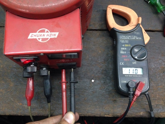 ขายหม้อแปลงไฟฟ้า Slide Regulator Chuan hsin ไฟเข้า 110V หรือ 220V ก็ได้ ไฟออกได้ตั้งแต่ 0-240 VAC สภาพสวย พร้อมใช้งาน ขาดเพียงจุกปรับด้านบน