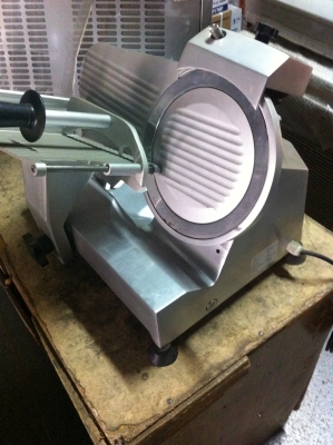 เครื่องสไลด์ CHAMP เนื้อหมูหรือเนื้อวัว ได้ เนื้อที่นำมาสไลด์เป็นเนื้อแช่แข็งตัวเครื่องแข็งแรง โครงสร้างเครื่องทำจากอลูมิเนียมอัลลอย