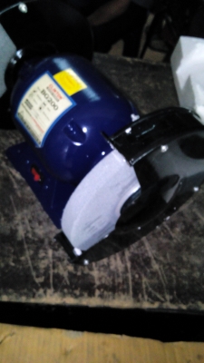 เครื่องเจียร์แกนคู่ CLINTON  ขนาดมอเตอร์ 350 W. ให้พร้อมหินเจียร์ 8 นิ้ว 2ก้อน ของใหม่ยังไม่ได้ใช้งาน