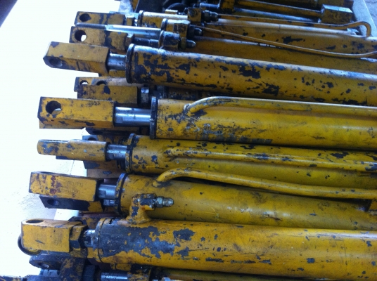 กระบอกไฮโดรลิค แกนโตประมาณ 30 มม.  ระยะชักเลื่อนตัว 40 ซม. แกนกระบอกไม่มีรอย