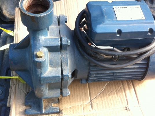 ปั็มน้ำ PILOT ขนาด 2 แรงม้า 2 นิ้ว อัตราการไหลอยูที่ 500 ลิตร / นาที ส่งขึ้นสูงได้ 27 ม. หน้าเรื่อนตัวปั้มขนาดใหญ่