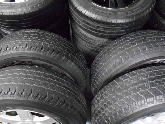 ขายล้อแม็ก ปาเจโร่ ขอบ 16 พร้อมยาง 265/70/16 ปี 10 ใส่ฟรีค่ะ