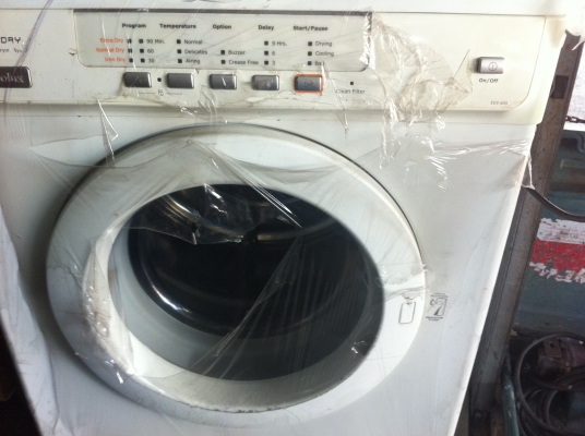 เครื่องอบผ้า electrolux ขนาดความจุ 6 กก สภาพยังใหม่มาก. มีเซ็นเซอร์ ตรวจจับการทำงาน ตั้งโปรแกรมการทำงานได้หลายแบบ