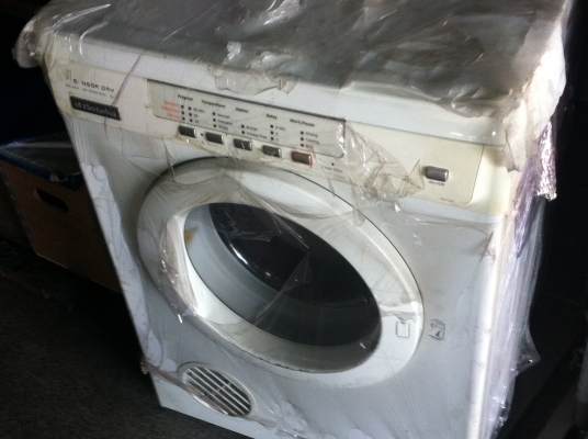 เครื่องอบผ้า electrolux ขนาดความจุ 6 กก สภาพยังใหม่มาก. มีเซ็นเซอร์ ตรวจจับการทำงาน ตั้งโปรแกรมการทำงานได้หลายแบบ