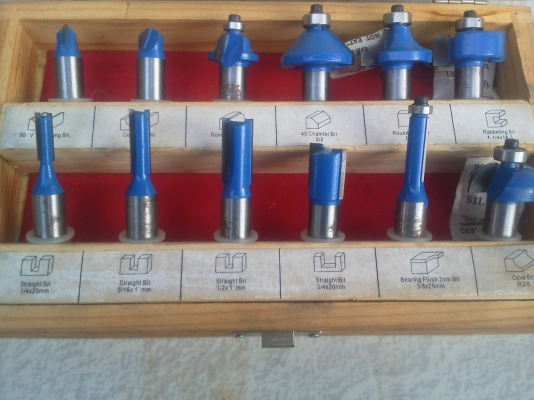 ดอกเร้าเตอร์ติดคาร์ไบด์ขึ้นรูปไม้แบบต่างๆ จำนวน 12 ดอก ขนาดก้าน 12 มม. อย่างดียังไม่ได้ใช้งานบรรจุในกล่องไม้อย่างดี