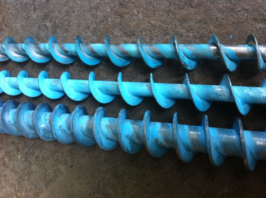 แกนสกรูลำเลียงวัสดุต่างๆหรือชิ้นงานเข้าเครื่องใช้ลำเลียงชิ้นงานได้อย่างต่อเนื่อง ช่วยการทำงานต่างๆ โตประมาณ 1.5-2 นิ้ว ยาว 140 ซม.