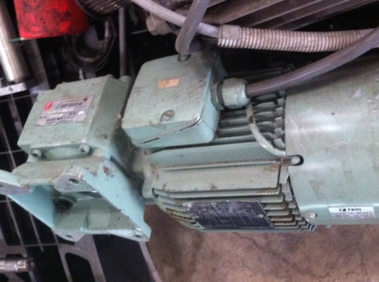 มอเตอร์เกียร์ทด 1/20 ทำมุมออก 90องศา TEM ขนาด 550 W. ต่อใช้ไฟบ้าน 220 V.ได้ หมุนที่ 75 รอบต่อนาที มีเบรคช่วยหยุด( มี 2 ตัว)