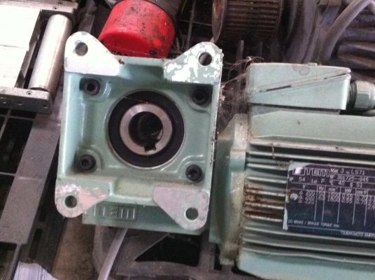 มอเตอร์เกียร์ทด 1/20 ทำมุมออก 90องศา TEM ขนาด 550 W. ต่อใช้ไฟบ้าน 220 V.ได้ หมุนที่ 75 รอบต่อนาที มีเบรคช่วยหยุด( มี 2 ตัว) มอเตอร์เกียร์ทด 1/20 ทำมุมออก 90องศา TEM ขนาด 550 W. ต่อใช้ไฟบ้าน 220 V.ได้ หมุนที่ 75 รอบต่อนาที มีเบรคช่วยหยุด( มี 2 ตัว)