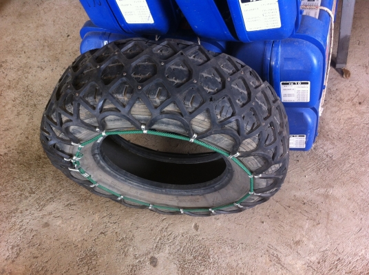 ยางพันล้อรถไว้สำหรับลุยพื้นที่ๆเป็นโคลน ป้องกันรถลื่น 1กล่องใช้ได้ 2 ล้อ(กล่องละ 1000 บ.)