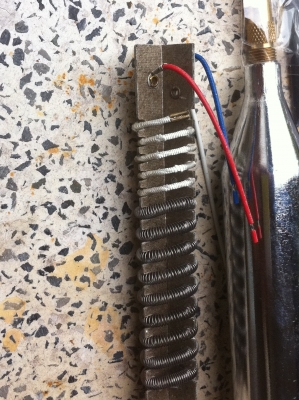 ปืนเเชื่อมพลาสติก ขนาด 700 W.  ปรับทำอุณหภูมิได้ 55- 550 C มีสองสปีดความเร็วลม มีหัวทองเหลืองสวมปลายและลวดความร้อนสำรองในกล่อง(มี 10 อัน ของใหม่เก่าเก็บ)