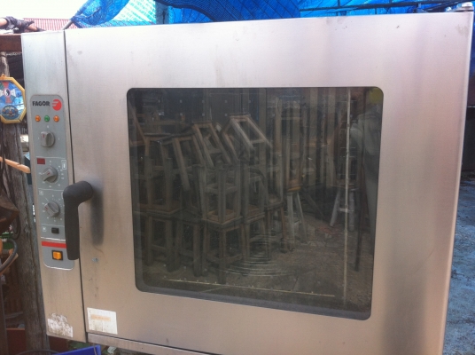 ตู้สแตนเลส ย่างและอบความร้อนใช้แก๊ส LPG ในการให้ความร้อนใช้ไฟฟ้าควบคุมการทำงาน ตั้งอุณหภูมิการทำงานได้ ตั้งวลาการทำงานได้