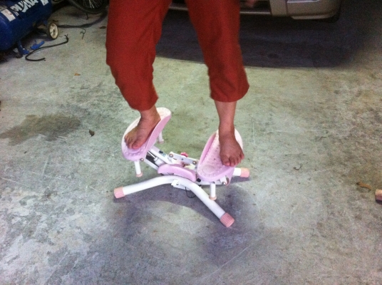 เครื่องออกกำลังแบบยืนเหยียบสองขาเหมือนการเดินแต่มีแรงต้านที่เครื่องบ้าง ไม่ใช้ไฟ้า ไม่มีเสียงดังขณะออกกำลัง มีเครื่องวัดการทำงานให้