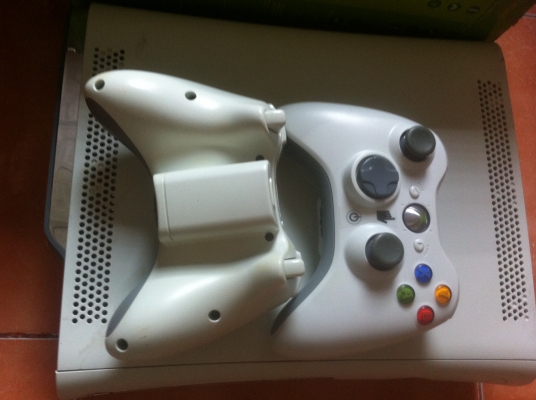 เครื่องเล่นเกม XBOX 360 สีขาวพร้อม HDD และจอยไรสาย2อันอุปกรณ์ครบ เครื่องเล่นเกม XBOX 360 สีขาวพร้อม HDD และจอยไรสาย2อันอุปกรณ์ครบ