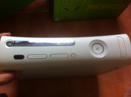 เครื่องเล่นเกม XBOX 360 สีขาวพร้อม HDD และจอยไรสาย2อันอุปกรณ์ครบ