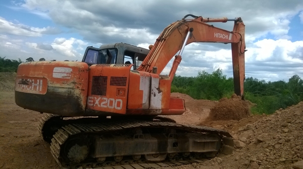 EX 200-2 สภาพรถเดิม ๆ ระบบไฟต่อตรงเครื่องเดิมปั้มเดิม โซ่ดีเอวดี ปั้มดี ตัวเดินใช้ได้ 50 \% เอกสารสัญญาซื้อขาย