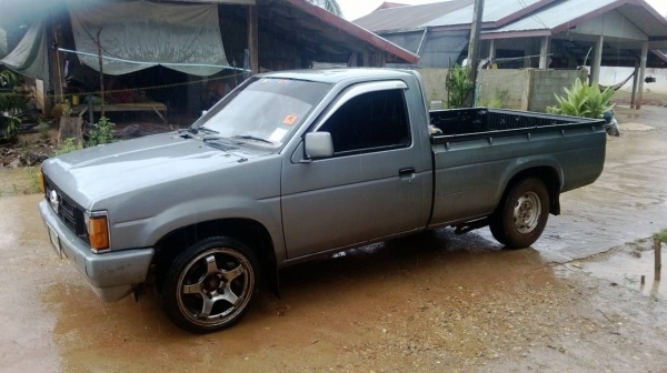 NISSAN BIG M ปี 30  เครื่อง SD2.5 หัวบาง ยางดี คัสชีสวย แอร์มี  เล่มทะเบียนพร้อมโอน