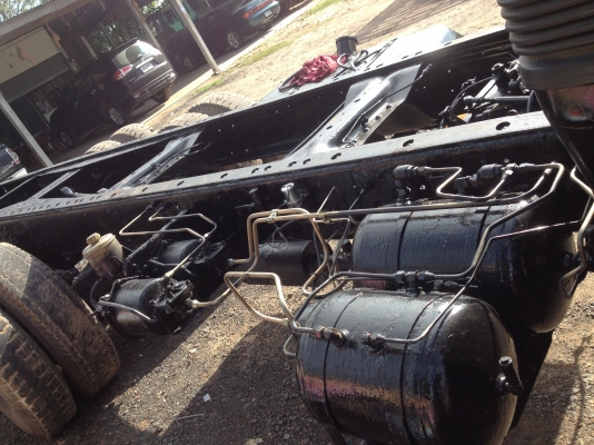 10ล้อเพลาเดียวครับกำลังต่อเทเลอร์ขึ้นรถเกี่ยว