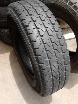 195R14   BRIDGESTONE LEO 677 และ GOODYEAR  มี 3 เส้น  โทร.081-427-3941