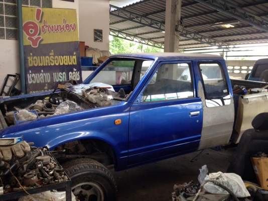 ตัวถังรถยนต์ และเครื่องยนต์ Nissan 720 4WD