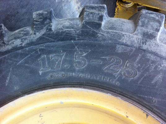 ขายรถตักล้อยาง KOMATSU WA-180-3 รถใช้งานอยู่ ราคา 700000 ต่อรอง สนใจโทร