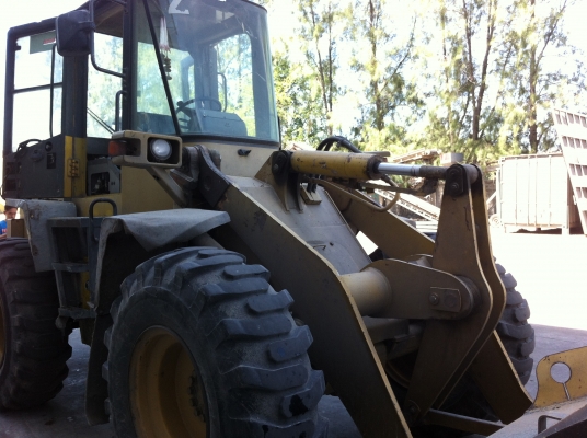 ขายรถตักล้อยาง KOMATSU WA-180-3 รถใช้งานอยู่ ราคา 700000 ต่อรอง สนใจโทร