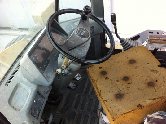 ขายรถตักล้อยาง KOMATSU WA-180-3 รถใช้งานอยู่ ราคา 700000 ต่อรอง สนใจโทร