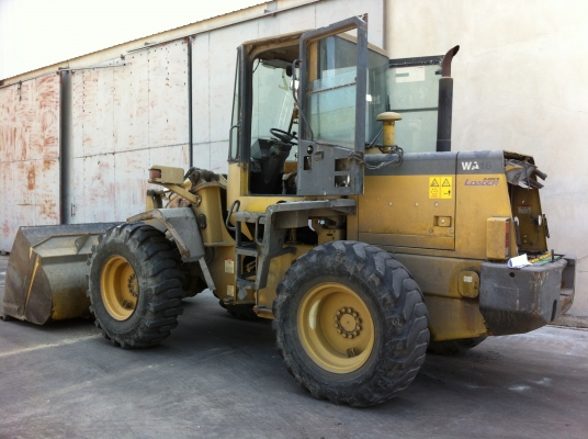 ขายรถตักล้อยาง KOMATSU WA-180-3 รถใช้งานอยู่ ราคา 700000 ต่อรอง สนใจโทร