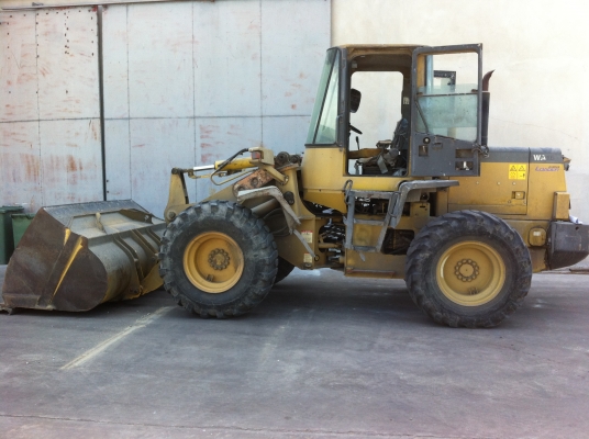 ขายรถตักล้อยาง KOMATSU WA-180-3 รถใช้งานอยู่ ราคา 700000 ต่อรอง สนใจโทร