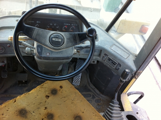 ขายรถตักล้อยาง KOMATSU WA-180-3 รถใช้งานอยู่ ราคา 700000 ต่อรอง สนใจโทร