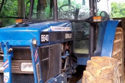 ขายดาวน์ รถไถนา FORD6640-2เพลามีตู้เก๋งมีผาน7+ดันหน้า