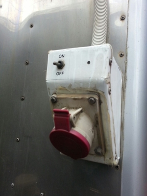 รถอีซูซุ 10 ล้อ ตู้เย็น 300 แรงม้า ปี 52   สนใจติดต่อ 081 - 6079515