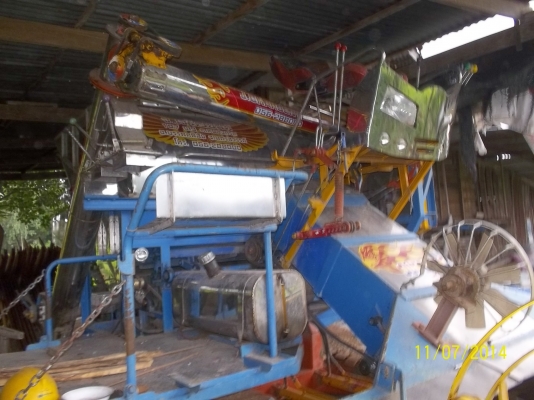 ขายรถเกี่ยวข้าวอุ้ม จ. เจริญยนต์ เครื่องยนต์ 240 แรง