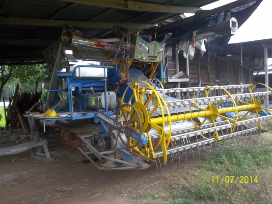 ขายรถเกี่ยวข้าวอุ้ม จ. เจริญยนต์ เครื่องยนต์ 240 แรง