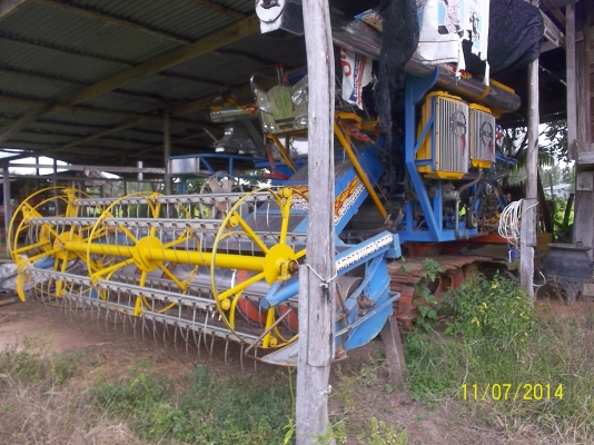 ขายรถเกี่ยวข้าวอุ้ม จ. เจริญยนต์ เครื่องยนต์ 240 แรง