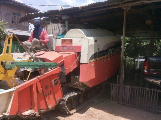 ขายรถเกี่ยวข้าว KUBOTA DC60 พร้อมเทรลเลอร์ลากจูง สภาพดีพร้อมใช้งาน ใช้งานน้อย สนใจโทร 090-8588220คุณนะ