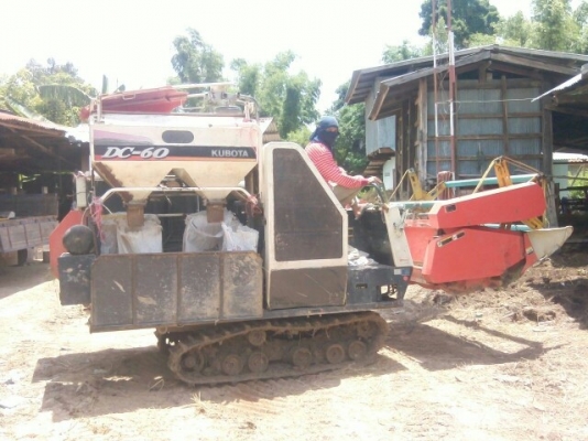 ขายรถเกี่ยวข้าว KUBOTA DC60 พร้อมเทรลเลอร์ลากจูง สภาพดีพร้อมใช้งาน ใช้งานน้อย สนใจโทร 090-8588220คุณนะ