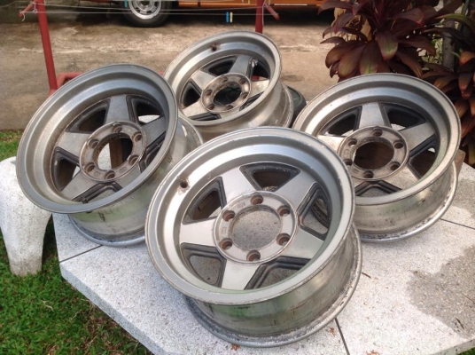 แม็กซ์ใส่กระบะขอบ 15" กว้าง 7" 6 รู สภาพดีไม่ได้ใช้ 6,500.-