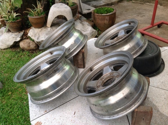 แม็กซ์ใส่กระบะขอบ 15" กว้าง 7" 6 รู สภาพดีไม่ได้ใช้ 6,500.-