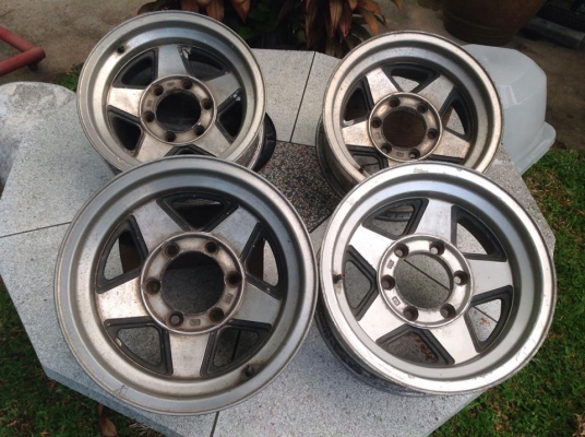 แม็กซ์ใส่กระบะขอบ 15" กว้าง 7" 6 รู สภาพดีไม่ได้ใช้ 6,500.-