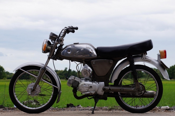 ขาย SUZUKI A 80 สภาพเดิม รถเก็บ สีใหม่แล้ว ทะเบียนพร้อมโอน เอกสารครบ ภาษี ขาดต่อเกิน 3 ปี แล้วครับ สภาพโดยรวมตามรูปครับ เครื่องติด ขับได้ปกติ ครับ