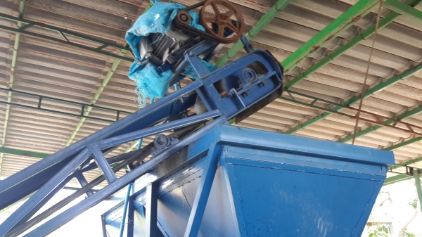 ขายแท่น อัดอิฐบล็อค ขนาดครั้งละ4ก้อน สภาพพร้อมใช้งาน มอเตอร์3ตัว สามารถ เป็นเจ้าของกิจการได้เลย