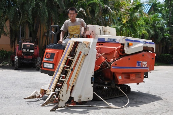 (ลดกระหน่ำ)ขายรถเกี่ยว นวดข้าว kubota ดีเซล3สูบ สวยเดิมจากญี่ปุ่น 59,000เท่านั้น