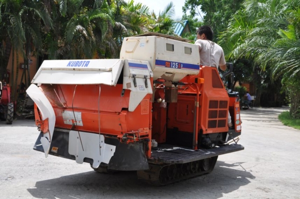 (ลดกระหน่ำ)ขายรถเกี่ยว นวดข้าว kubota ดีเซล3สูบ สวยเดิมจากญี่ปุ่น 59,000เท่านั้น