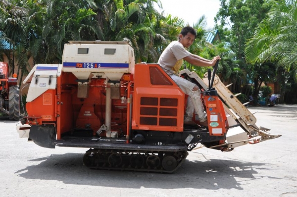 (ลดกระหน่ำ)ขายรถเกี่ยว นวดข้าว kubota ดีเซล3สูบ สวยเดิมจากญี่ปุ่น 59,000เท่านั้น