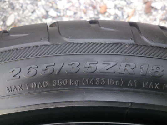 ขายแม็กโปรไดร์ฟสีดำ 6รู139.7ขอบ18 หน้า9.5 หลัง10.5 พร้อมยาง245/40R18 ปี13,ยาง265/35R18 ปี12 ดอกยางนิ่มลึกเท่ากันสภาพแม็กยางสวยมาก จำนวน 1 ชุด