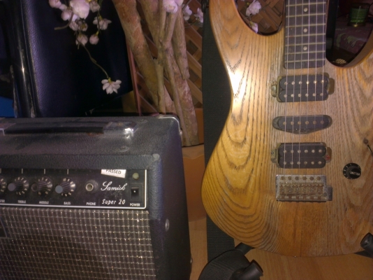 ขายกีต้าไฟฟ้า Yamaha เนื้อไม้แท้ชิ้นเดียว เสียงดี