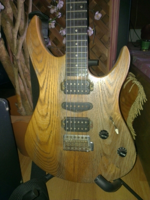 ขายกีต้าไฟฟ้า Yamaha เนื้อไม้แท้ชิ้นเดียว เสียงดี